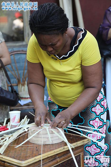 中非学员专注编织竹筐